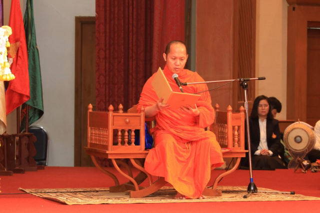 พระราชปริยัติ (สายัน อรินฺทโม ป.ธ.9 ,ดร.) เจ้าคณะจังหวัดพะเยา ผู้ช่วยเจ้าอาวาสวัดศรีโคมคำ พระอารามหลวง กล่าวสัมโมทนียกถา