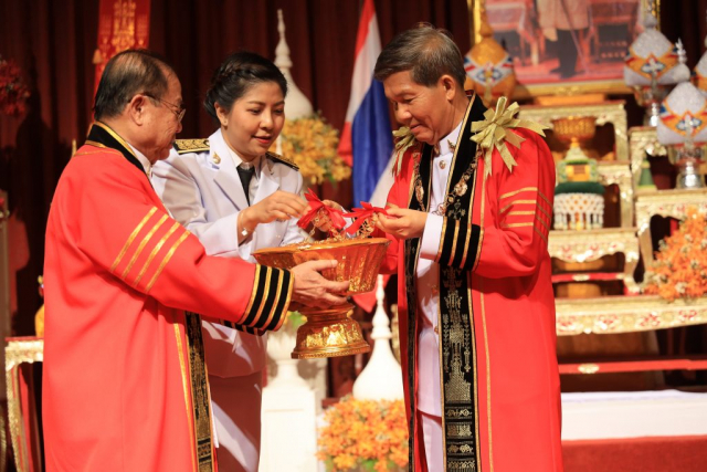 รศ.ดร.วันชัย ศิริชนะ อธิการบดีผู้ก่อตั้ง ส่งมอบสังวาลประจำตำแหน่งอธิการบดีให้แก่อุปนายกสภามหาวิทยาลัยแม่ฟ้าหลวง
