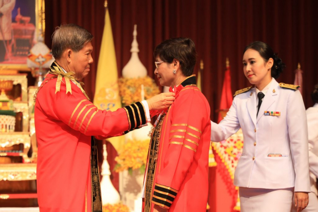 ศาสตราจารย์ ดร.นักสิทธ์ คูวัฒนาชัย อุปนายกสภามหาวิทยาลัยแม่ฟ้าหลวง สวมสังวาลประจำตำแหน่งอธิการบดีให้แก่ รศ.ดร.ชยาพร วัฒนศิริ อธิการบดีหาวิทยาลัยแม่ฟ้าหลวง
