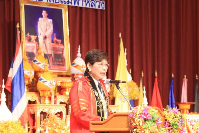 รศ.ดร.ชยาพร วัฒนศิริ อธิการบดีมหาวิทยาลัยแม่ฟ้าหลวง กล่าวตอบและกล่าวขอบคุณ