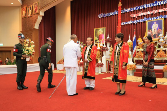 พ.อ.สุวิทย์ วังยาว รองผู้บัญชาการมณฑลทหารบกที่ 37 ผู้แทนมณฑลทหารบกที่ 37 มอบของที่ระลึก และของแสดงความยินดีแก่ รศ.ดร.วันชัย ศิริชนะ อธิการบดีผู้ก่อตั้ง และรศ.ดร.ชยาพร วัฒนศิริ อธิการบดีมหาวิทยาลัยแม่ฟ้าหลวง