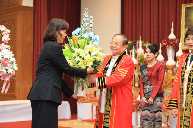 คุณเทียมจันทร์ พันธุ์เจริญ รองผู้อำนวยการท่าอากาศยานแม่ฟ้าหลวง มอบของที่ระลึก ดร.วันชัย ศิริชนะ อธิการบดีผู้ก่อตั้ง