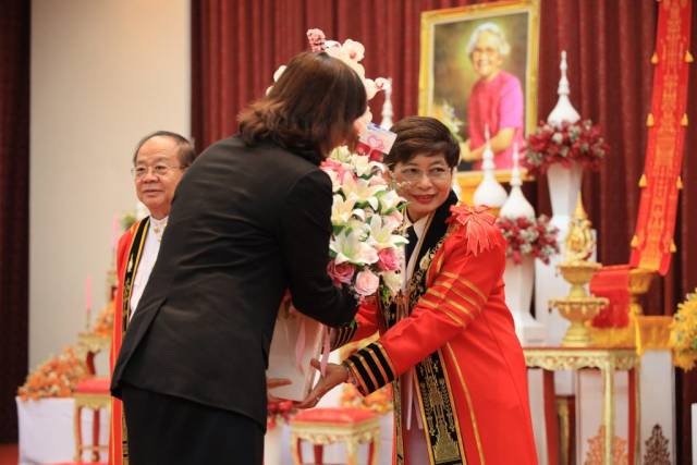 คุณเทียมจันทร์ พันธุ์เจริญ รองผู้อำนวยการท่าอากาศยานแม่ฟ้าหลวง มอบของแสดงความยินดีแก่ รศ.ดร.ชยาพร วัฒนศิริ อธิการบดีมหาวิทยาลัยแม่ฟ้าหลวง