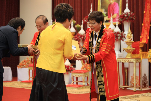 เภสัชกรหญิง อมร – คุณธวัชชัย พุฒิพิริยะ บริษัทธนพิริยะ จำกัด (มหาชน) มอบของที่ระลึก และของแสดงความยินดีแก่ รศ.ดร.วันชัย ศิริชนะ อธิการบดีผู้ก่อตั้ง และรศ.ดร.ชยาพร วัฒนศิริ อธิการบดีมหาวิทยาลัยแม่ฟ้าหลวง