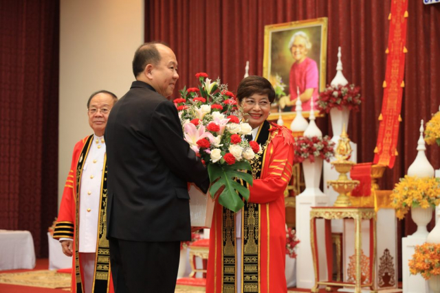 ดร.ประชา รุ่งเพ็ชรวิภาวดี สมาคมนักศึกษาเก่ามหาวิทยาลัยแม่ฟ้าหลวง มอบของแสดงความยินดีแก่ รศ.ดร.ชยาพร วัฒนศิริ อธิการบดีมหาวิทยาลัยแม่ฟ้าหลวง