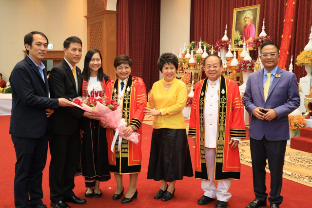 คุณกนิษฐ์ สารสิน ผู้แทนและผู้ร่วมรุ่น สถาบันวิทยาการตลาดทุน รุ่นที่ 21 มอบของแสดงความยินดีแก่ รศ.ดร.ชยาพร วัฒนศิริ อธิการบดีมหาวิทยาลัยแม่ฟ้าหลวง