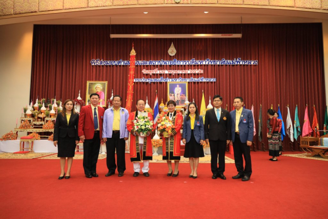 คุณภาวินี สุขสวัสดิ์ ผู้อำนวยการโรงเรียนแม่สรวยวิทยาคม และผู้บริหารสหวิทยาเขตเบญจมิตร มอบของที่ระลึก และของแสดงความยินดีแก่ รศ.ดร.วันชัย ศิริชนะ อธิการบดีผู้ก่อตั้ง และรศ.ดร.ชยาพร วัฒนศิริ อธิการบดีมหาวิทยาลัยแม่ฟ้าหลวง