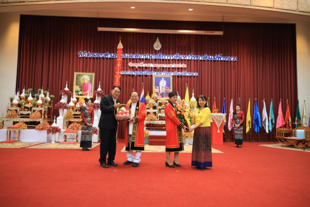 คุณปราโมทย์ นพวงศ์ ผู้อำนวยการโรงเรียนเม็งรายมหาราชวิทยาคม และคณะ มอบของที่ระลึก และของแสดงความยินดีแก่ รศ.ดร.วันชัย ศิริชนะ อธิการบดีผู้ก่อตั้ง และรศ.ดร.ชยาพร วัฒนศิริ อธิการบดีมหาวิทยาลัยแม่ฟ้าหลวง