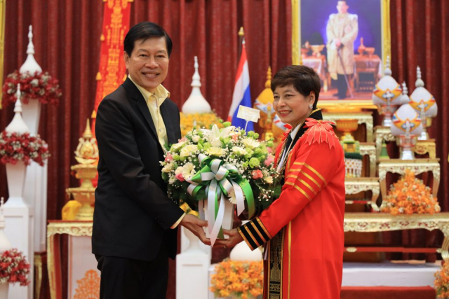 คุณวันชัย จงสุทธานามณี นายกเทศมนตรีนครเชียงราย มอบของแสดงความยินดีแก่ รศ.ดร.ชยาพร วัฒนศิริ อธิการบดีมหาวิทยาลัยแม่ฟ้าหลวง