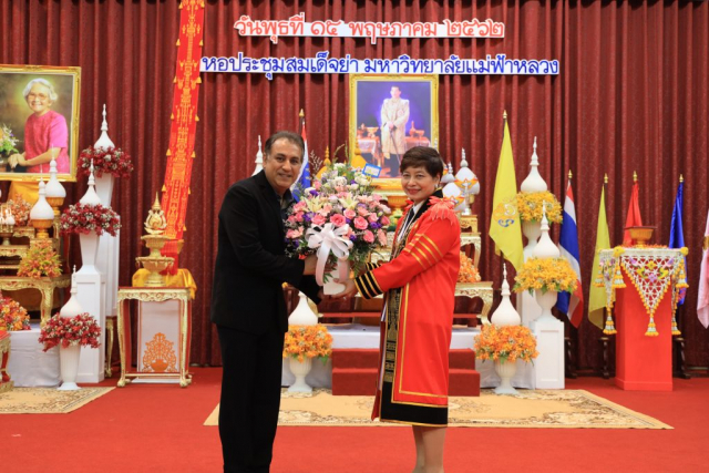 คุณระวี อุปรา ห้างหุ้นส่วนจำกัด เชียงรายเทคโนคอม มอบของแสดงความยินดีแก่ รศ.ดร.ชยาพร วัฒนศิริ อธิการบดีมหาวิทยาลัยแม่ฟ้าหลวง