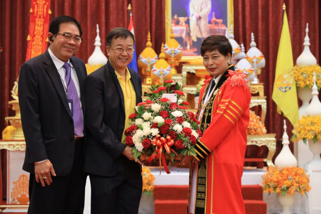 คุณบุญสร้าง นากดี ผู้จัดการเขตธนาคารไทยพาณิชย์ มอบของแสดงความยินดีแก่ รศ.ดร.ชยาพร วัฒนศิริ อธิการบดีมหาวิทยาลัยแม่ฟ้าหลวง