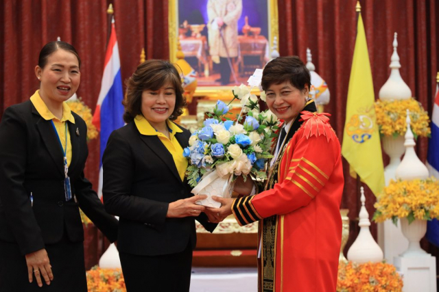 คุณสุพรรณ อ่องสกุล ผู้จัดการสำนักงานเขตเชียงราย ธนาคารกรุงไทย มอบของแสดงความยินดีแก่ รศ.ดร.ชยาพร วัฒนศิริ อธิการบดีมหาวิทยาลัยแม่ฟ้าหลวง