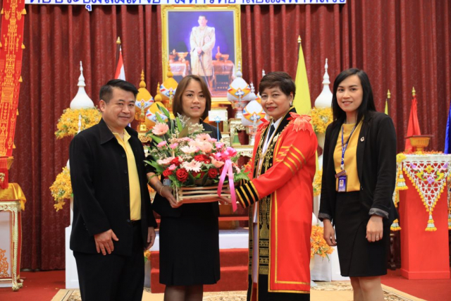 คุณอภิญญา ใจสบาย ในนามธนาคารกรุงเทพ มอบของแสดงความยินดีแก่ รศ.ดร.ชยาพร วัฒนศิริ อธิการบดีมหาวิทยาลัยแม่ฟ้าหลวง