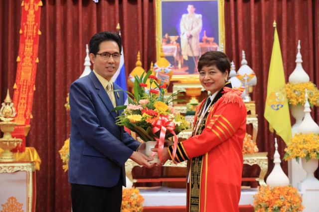 คุณวันสว่าง สิงห์ชัย ผู้อำนวยการโรงเรียนแม่ลาววิทยาคม มอบของแสดงความยินดีแก่ รศ.ดร.ชยาพร วัฒนศิริ อธิการบดีมหาวิทยาลัยแม่ฟ้าหลวง