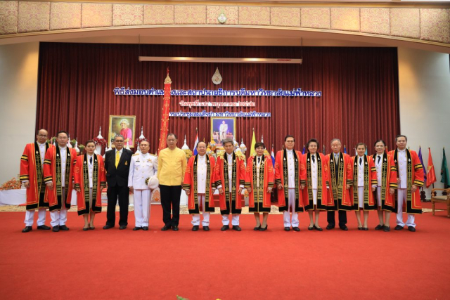 ถ่ายภาพหมู่ร่วมกันเป็นที่ระลึก