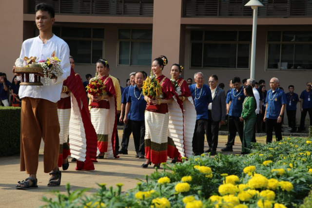ขบวนแห่เครื่องสักการะและน้ำขมิ้นส้มป่อย ไปยังพระราชานุสาวรีย์สมเด็จพระศรีนครินทราบรมราชชนนี