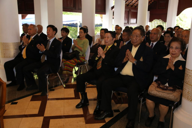 ผู้เข้าร่วมพิธีกล่าวคำไหว้พระเจ้าล้านทองเฉลิมพระเกียรติฯ