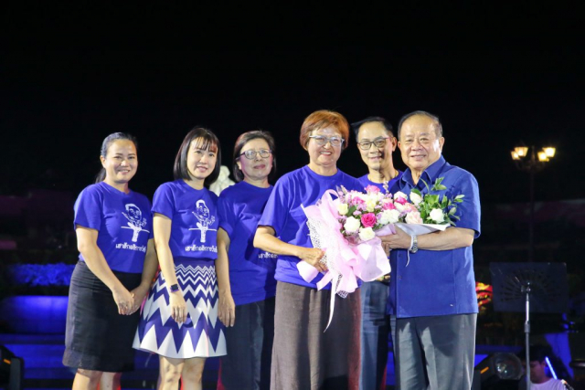 พิธีมอบช่อดอกไม้ให้แก่ รศ.ดร.วันชัย ศิริชนะ อธิการบดีมหาวิทยาลัยแม่ฟ้าหลวง