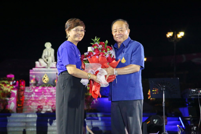 พิธีมอบช่อดอกไม้ให้แก่ รศ.ดร.วันชัย ศิริชนะ อธิการบดีมหาวิทยาลัยแม่ฟ้าหลวง
