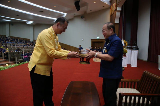 นายภาษเดช หงส์ลดารมภ์ รองผู้ว่าราชการจังหวัดเชียงราย มอบของดำหัวอธิการบดี