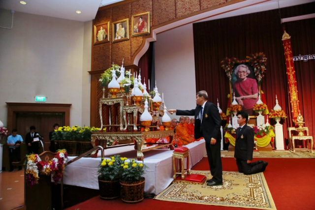 ศาสตราจารย์ ดร.นักสิทธ์ คูวัฒนาชัย อุปนายกสภามหาวิทยาลัยแม่ฟ้าหลวง จุดธูปเทียนบูชาพระรัตนตรัย