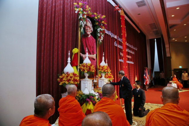 ศาสตราจารย์ ดร.นักสิทธ์ คูวัฒนาชัย อุปนายกสภามหาวิทยาลัยแม่ฟ้าหลวง จุดธูปเทียนเครื่องทองน้อยหน้าพระฉายาลักษณ์สมเด็จพระศรีนครินทราบรมราชชนนี