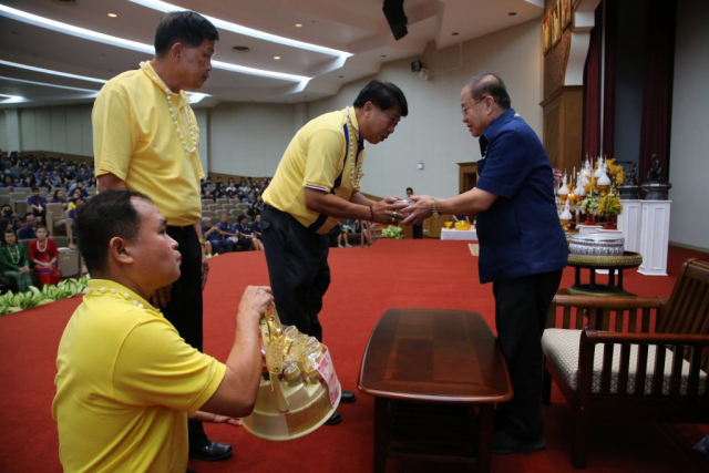 นายสมชาย ปวงน้อย นายกเทศมนตรีตำบลท่าสุด มอบของดำหัวอธิการบดี