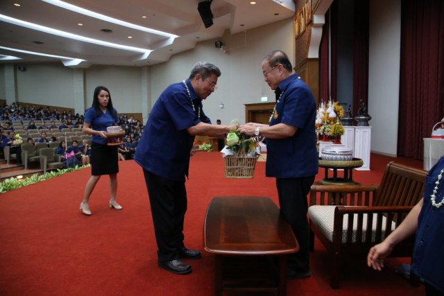 คุณวิวัฒน์ ศิริจางคพัฒนา กรรมการส่งเสริมกิจการมหาวิทยาลัยแม่ฟ้าหลวง มอบของดำหัวอธิการบดี