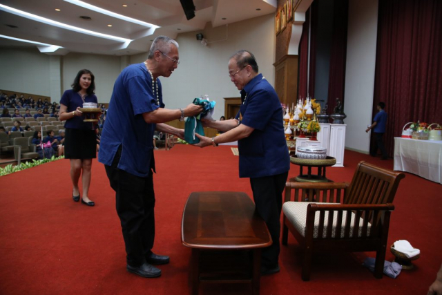 นายสัตวแพทย์ ถนอมศักดิ์ เสรีวิชยสวัสดิ์ มอบของดำหัวอธิการบดี