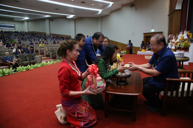คุณระวีวรรณ ตันศิริ คุณพละวัต ตันศิริ และครอบครัว บริษัทอีซูซุ เชียงราย (2002) มอบของดำหัวอธิการบดี