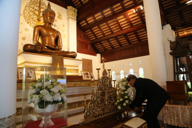 ศาสตราจารย์ ดร.นักสิทธ์ คูวัฒนาชัย อุปนายกสภามหาวิทยาลัยแม่ฟ้าหลวง ถวายเครื่องบูชาพระเจ้าล้านทองเฉลิมพระเกียรติฯ
