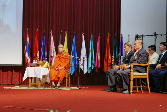 พระรัตนมุนี เจ้าคณะจังหวัดเชียงราย รองเจ้าอาวาสวัดพระแก้ว พระอารามหลวง ประธานสงฆ์ กล่าวสัมโมทนียกถา