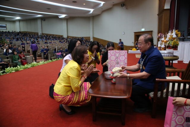 คุณอังคนางค์ พรมดำ ธนาคารออมสิน สาขามหาวิทยาลัยแม่ฟ้าหลวง มอบของดำหัวอธิการบดี