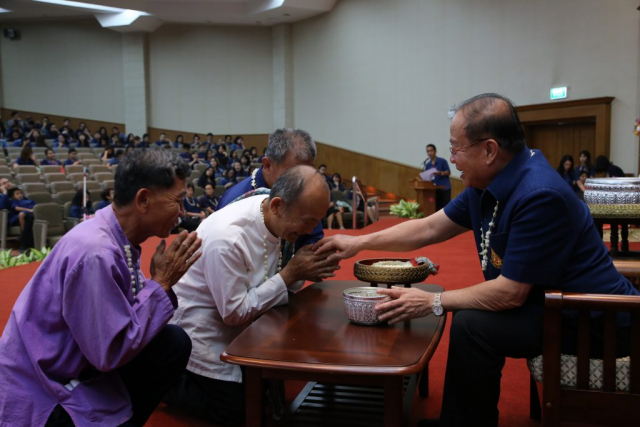 พ่อบุญส่ง มะโนยศ ชมรมผู้สูงอายุนางแล มอบของดำหัวอธิการบดี
