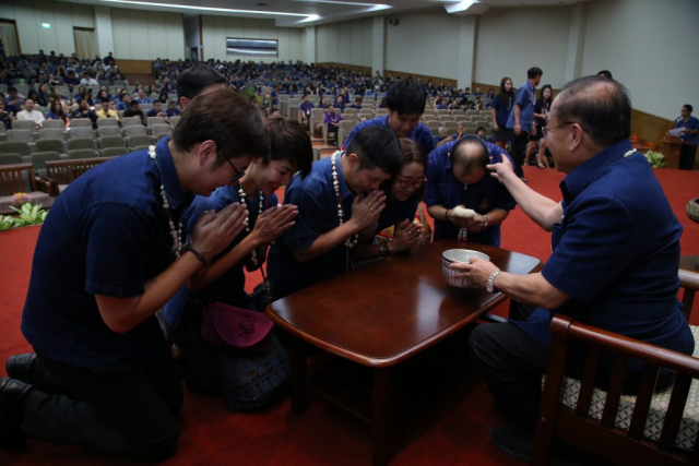 ชมรมนักศึกษาเก่ามหาวิทยาลัยแม่ฟ้าหลวง มอบของดำหัวอธิการบดี