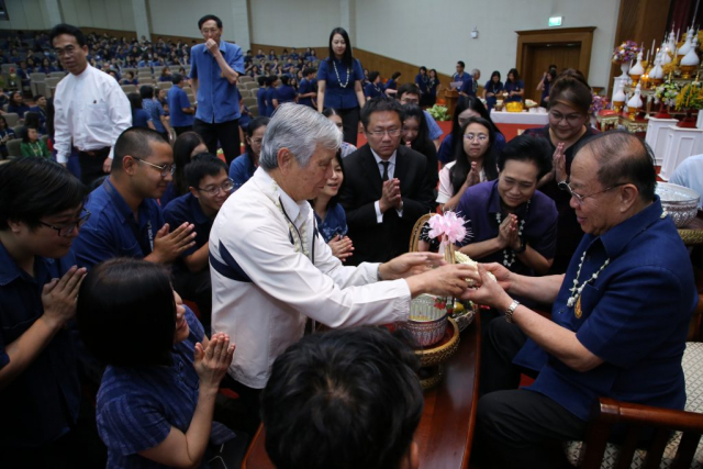 สำนักวิชานิติศาสตร์ มอบน้ำขมิ้นส้มป่อยและของดำหัวให้อธิการบดี