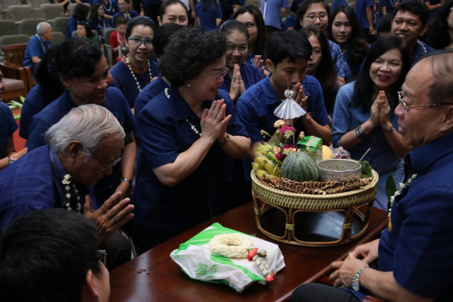 สำนักวิชาศิลปะศาสตร์ มอบน้ำขมิ้นส้มป่อยและของดำหัวให้อธิการบดี