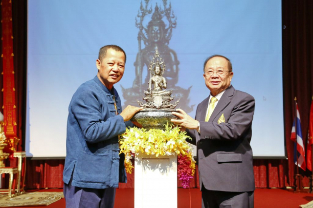 ศาสตรเมธี ดร.เฉลิมชัย โฆษิตพิพัฒน์ มอบของที่ระลึกพิเศษ คือ “พระไพศรพณ์” ให้แก่อธิการบดีมหาวิทยาลัยแม่ฟ้าหลวง