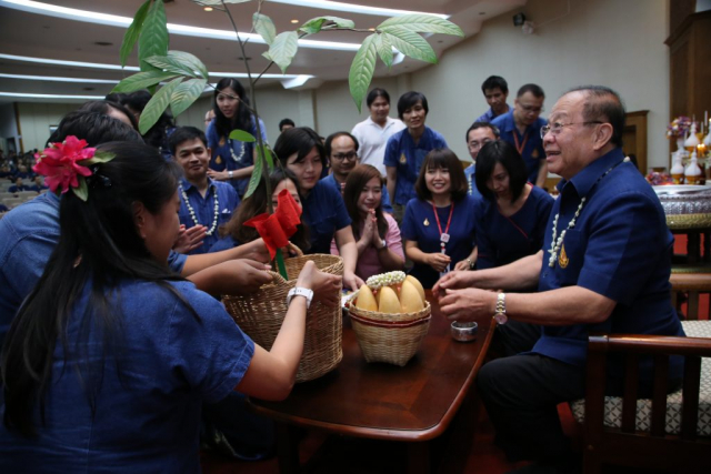 สำนักวิชาวิทยาศาสตร์ มอบน้ำขมิ้นส้มป่อยและของดำหัวให้อธิการบดี