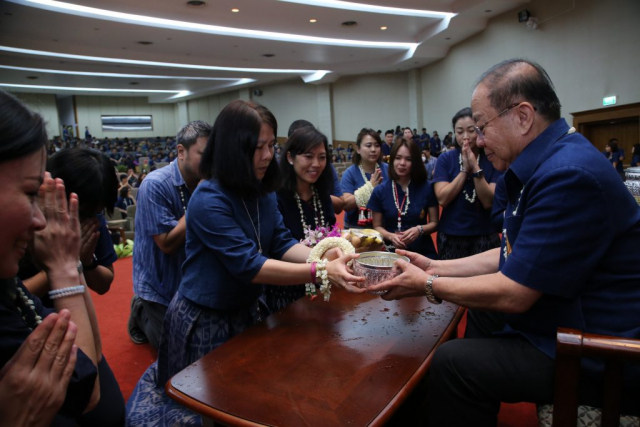 สำนักวิชาอุตสาหกรรมเกษตร มอบน้ำขมิ้นส้มป่อยและของดำหัวให้อธิการบดี