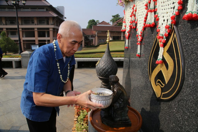 รศ.ชุษณะ รุ่งปัจฉิม รองอธิการบดี มหาวิทยาลัยแม่ฟ้าหลวง สรงน้ำสงกรานต์พระราชานุสาวรีย์ฯ