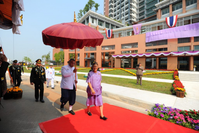 สมเด็จพระเทพรัตนราชสุดาฯ สยามบรมราชกุมารี เสด็จฯ เข้าพลับพลาพิธี
