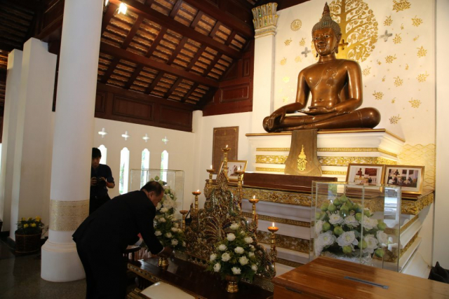 รศ.ดร.วันชัย ศิริชนะ อธิการบดีมหาวิทยาลัยแม่ฟ้าหลวง ถวายเครื่องบูชาพระเจ้าล้านทองเฉลิมพระเกียรติฯ