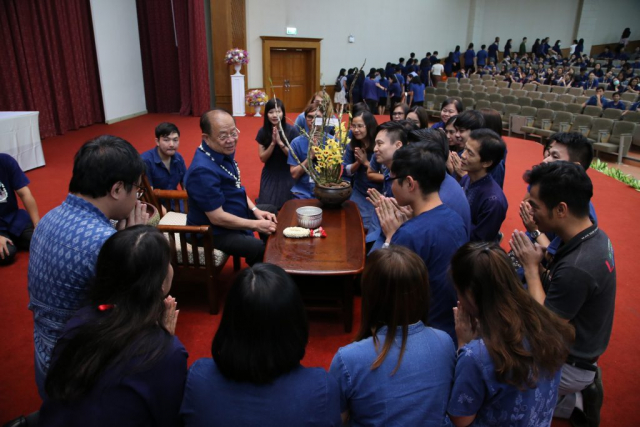 สำนักวิชาวิทยาศาสตร์เครื่องสำอาง มอบน้ำขมิ้นส้มป่อยและของดำหัวให้อธิการบดี