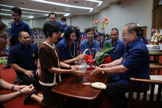 สำนักวิชาการจัดการ มอบน้ำขมิ้นส้มป่อยและของดำหัวให้อธิการบดี