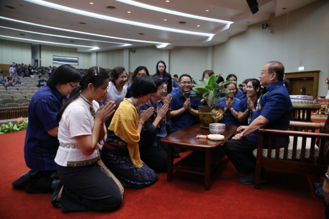 สำนักวิชาพยาบาลศาสตร์ มอบน้ำขมิ้นส้มป่อยและของดำหัวให้อธิการบดี