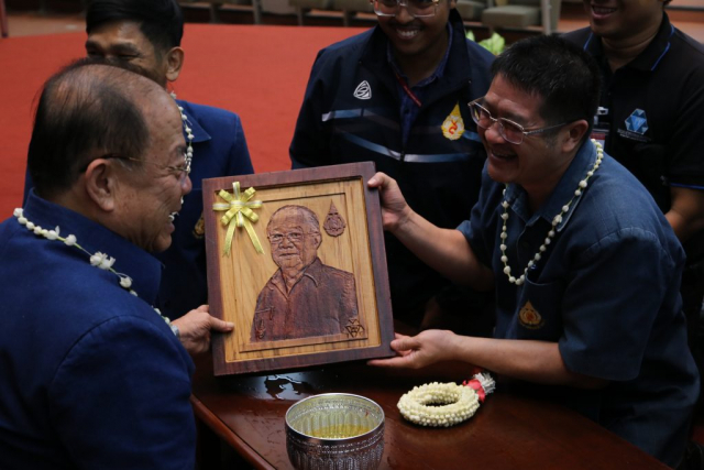 สำนักวิชาเทคโนโลยีสารสนเทศ มอบน้ำขมิ้นส้มป่อยและของดำหัวให้อธิการบดี