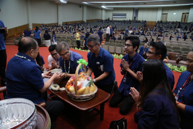 สำนักวิชาแพทยศาสตร์ มอบน้ำขมิ้นส้มป่อยและของดำหัวให้อธิการบดี