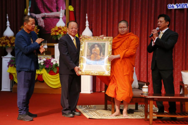 พระมหาวุฒิชัย วชิรเมธี (ว.วชิรเมธี) มอบของที่ระลึกให้แก่อธิการบดีมหาวิทยาลัยแม่ฟ้าหลวง