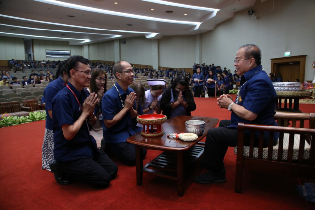 สำนักวิชาทันตแพทยศาสตร์ มอบน้ำขมิ้นส้มป่อยและของดำหัวให้อธิการบดี